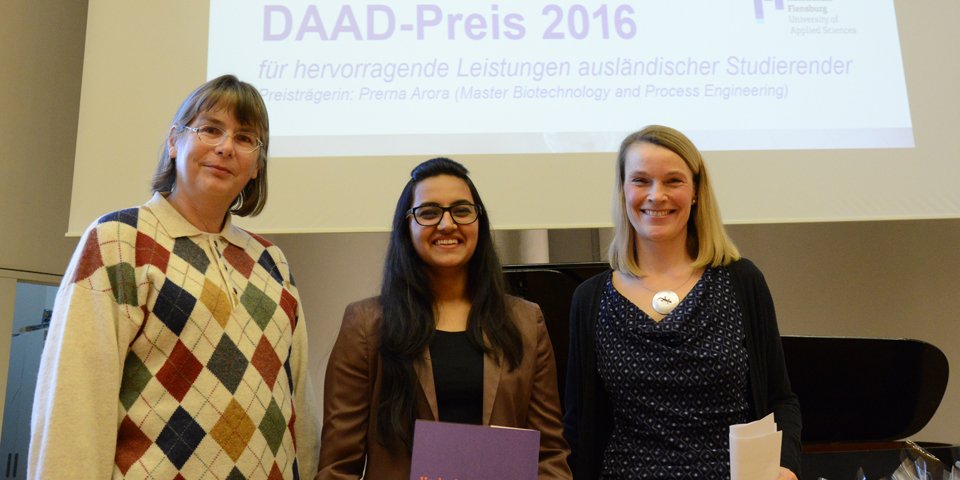 Prerna Arora aus Indien wurde mit dem Preis des Deutschen Akademischen Austauschdienstes 2016 für herausragende ausländische Studierende ausgezeichnet. Ute Sachau, Leiterin vom International Office, und Marlies Witte, Laboringenieurin vom Fachbereich 2, übergaben die Urkunde. 