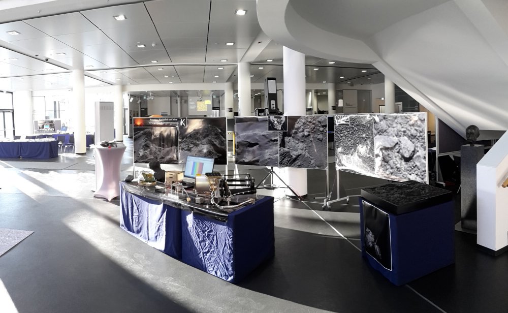 Jesse Wilmot von der Hochschule Flensburg bei der Ausstellung im Max-Planck-Institut.