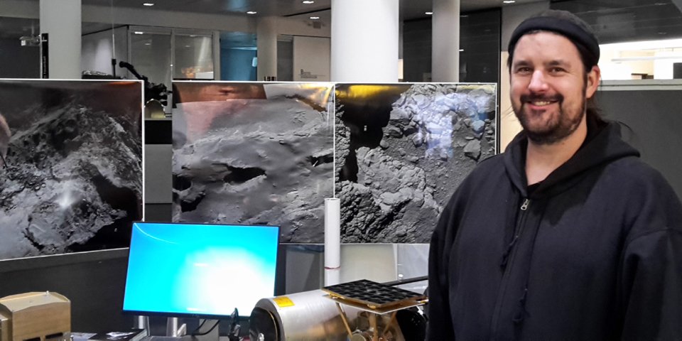 Jesse Wilmot von der Hochschule Flensburg bei der Ausstellung im Max-Planck-Institut.