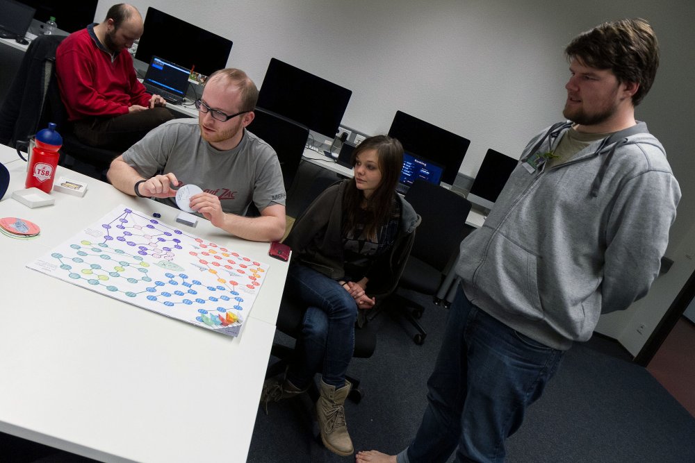 13 Studierende der Hochschule Flensburg entwickeln analoge und digitale Spiele. 
