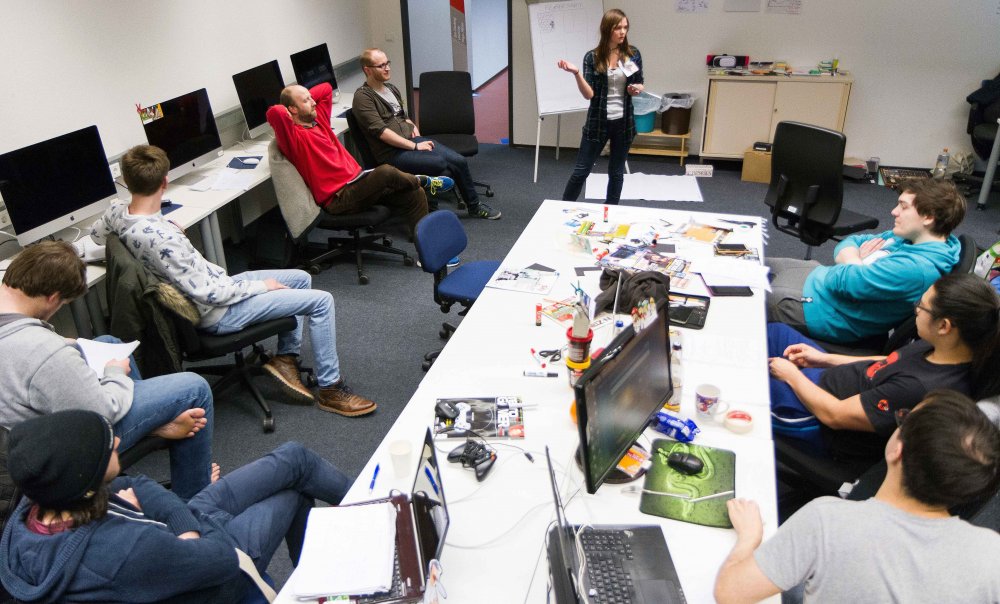 13 Studierende der Hochschule Flensburg entwickeln analoge und digitale Spiele. 
