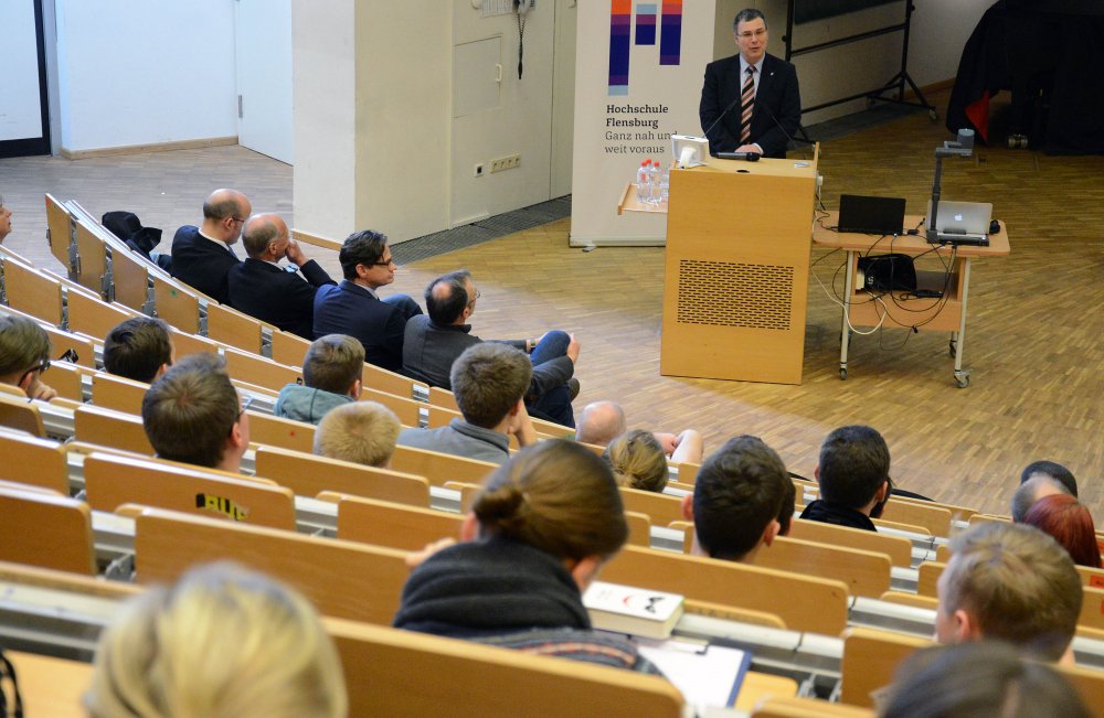 Prof. Dr. Thomas Severin begrüßt die neuen Studierenden.