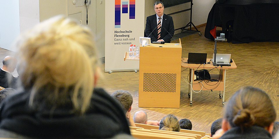 Prof. Dr. Thomas Severin begrüßt die neuen Studierenden.