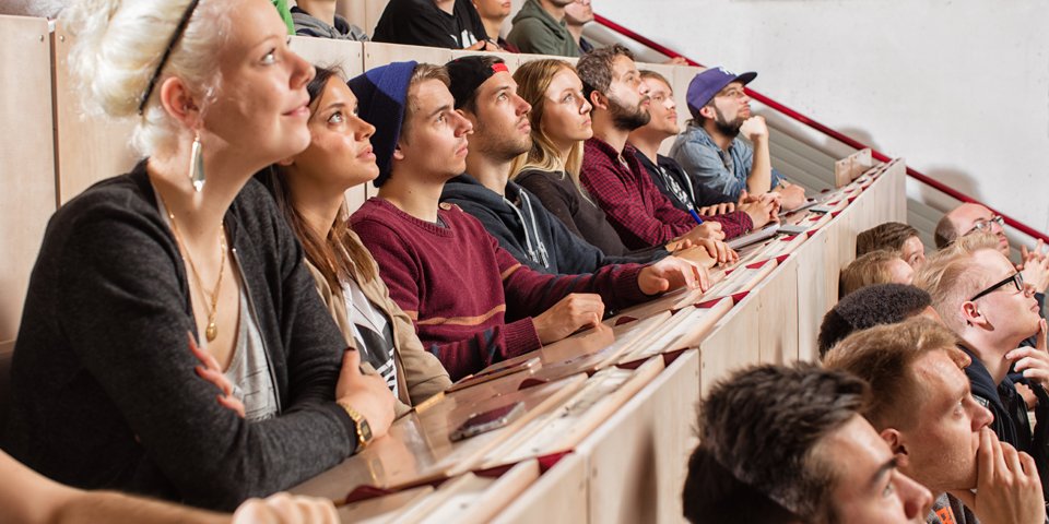 Rund 200 neue Studierende begrüßt die Hochschule Flensburg.