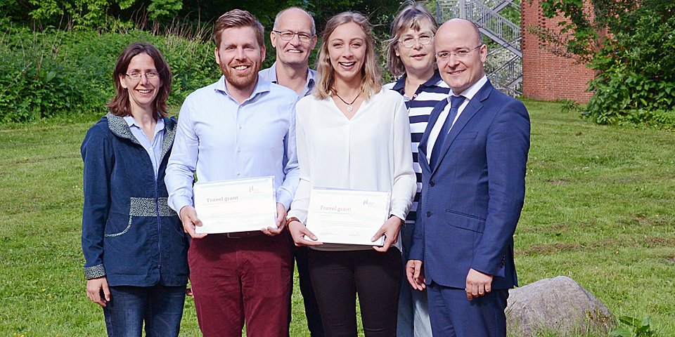 Auf nach Indonesien: Die Studierenden Lisa Sandweg und Marc Progrzeba freuen sich über die finanzielle Unterstützung durch die Hochschule Flensburg. Prof. Dr. Antje Labes (v.l.), Prof. Dr. Jochen Wendiggensen, Dekan des Fachbereichs Energie und Biotechnologie, Ute Sachau vom International Office und Prof. Dr. Bosco Lehr, Vizepräsident für Internationales sind gespannt, was die beiden Studierenden nach ihrer Rückkehr berichten. 