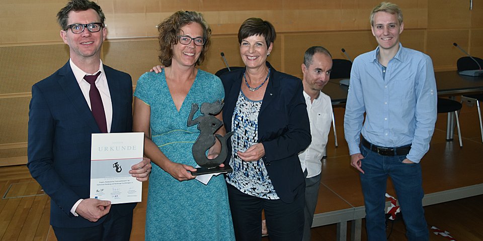 So sehen Sieger und Siegerinnen aus: Eine Delegation der Flensburger Kurzfilmtage bei der Preisverleihung: Jim Lacy, Maja Petersen, Thomas Dethleffsen und Jannik Menzel mit Susanne Bieler-Seelhoff. .  