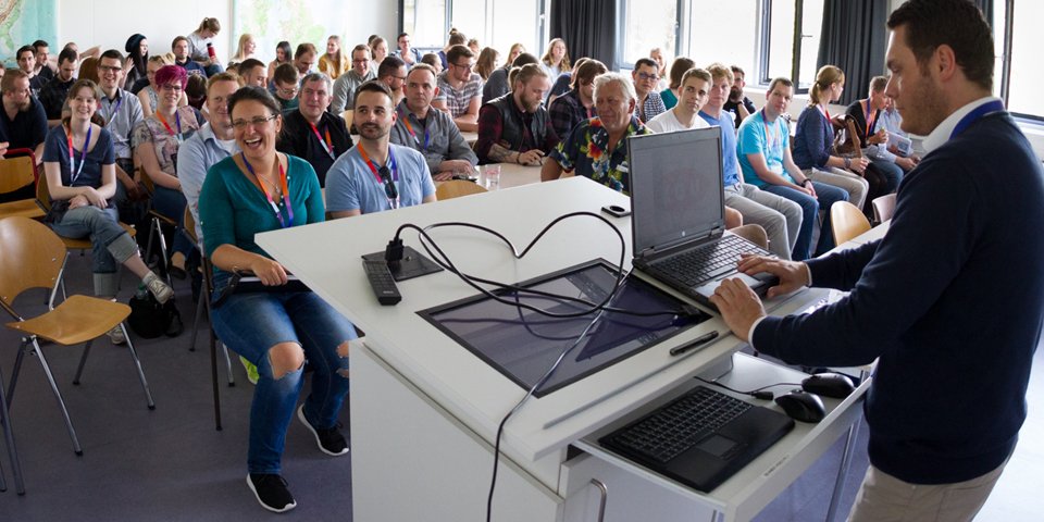 Der Studiengang Internationale Fachkommunikation lud fünf Absolventinnen und Absolventen ein, ihren Berufsalltag und Werdegang auf dem Praxistag den Studierenden vorzustellen.