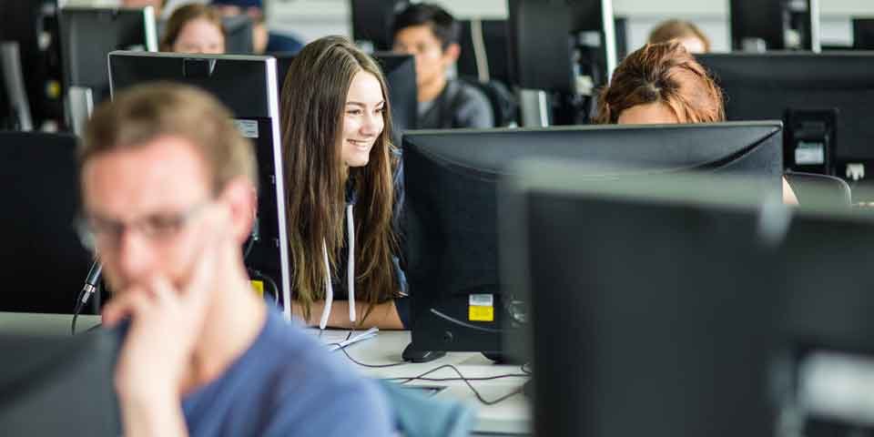 Ganz gleich, wo sie einen Job gefunden haben – sie sind gefragt: Was man mit einem Studienabschluss in Internationaler Fachkommunikation erreichen kann, berichten Absolventinnen und Absolventen der Hochschule Flensburg.