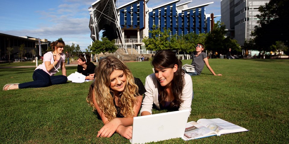 Das Studium im Ausland wird im Wettbewerb um die besten Jobs immer wichtiger. Die Hochschule Flensburg bietet ihren Studierenden nun noch mehr Möglichkeiten. Zum Beispiel mit einem Doppelabschluss in Australien.