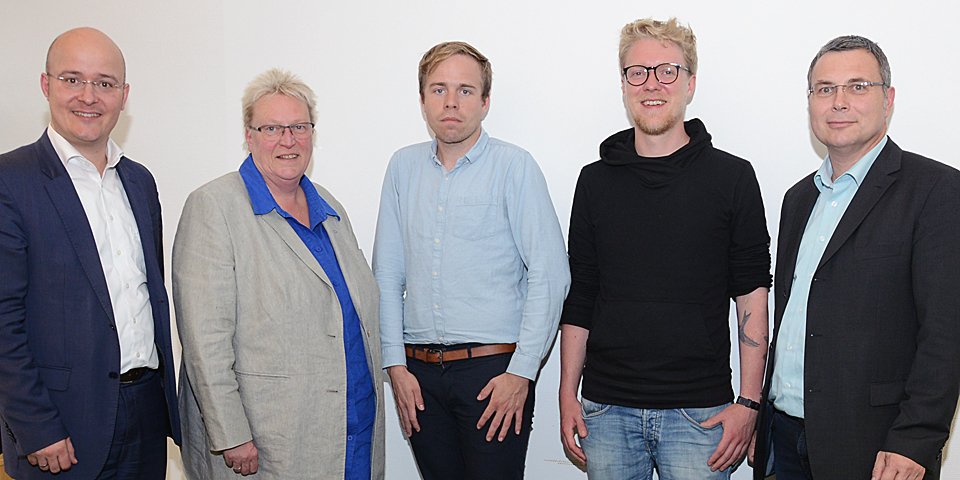 Besuch aus Kiel: Rasmus Andresen (Mitte) und Lasse Petersdotter informierten sich im Präsidium um den stellvertretenden Präsidenten Prof. Dr. Thomas Severin (re), die Kanzlerin Sabine Christiansen und Bosco Lehr (li), Vizepräsident für Internationales über die aktuelle Situation der Hochschule Flensburg.