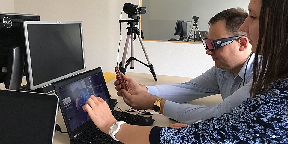 Alina Protsenko mit einem Probanden im Usability-Labor der Hochschule.