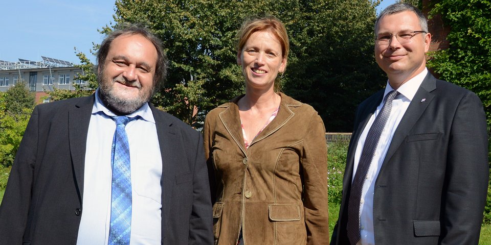 Antrittsbesuch: Wissenschaftsministerin Karin Prien informierte sich bei den Hochschulpräsidenten Prof. Dr. Thomas Severin von der Hochschule Flensburg (rechts) und Prof. Dr. Werner Reinhart von der Europa-Universität Flensburg über den Hochschulcampus. 