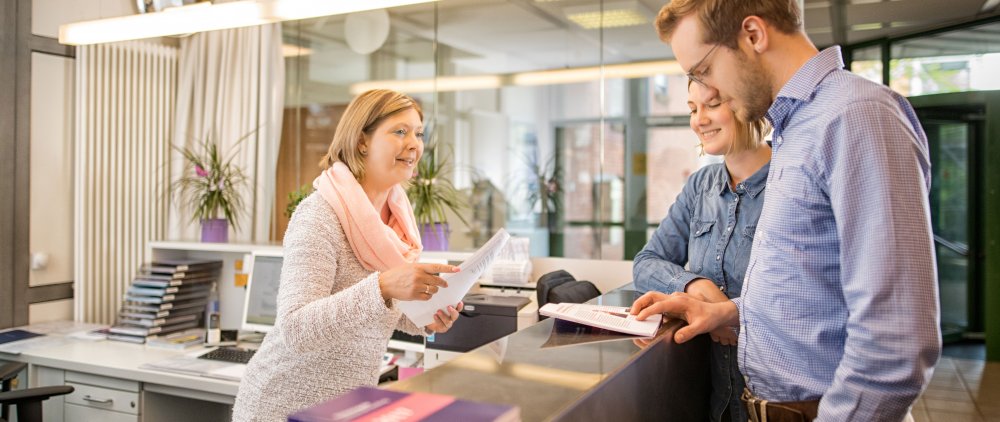 Studierende und Mitarbeiterin am InfoPoint