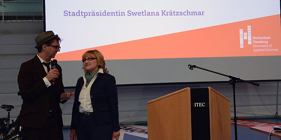 Moderator Jim Lacy im Gespräch mit Flensburgs Stadtpräsidentin Swetlana Krätzschmar.