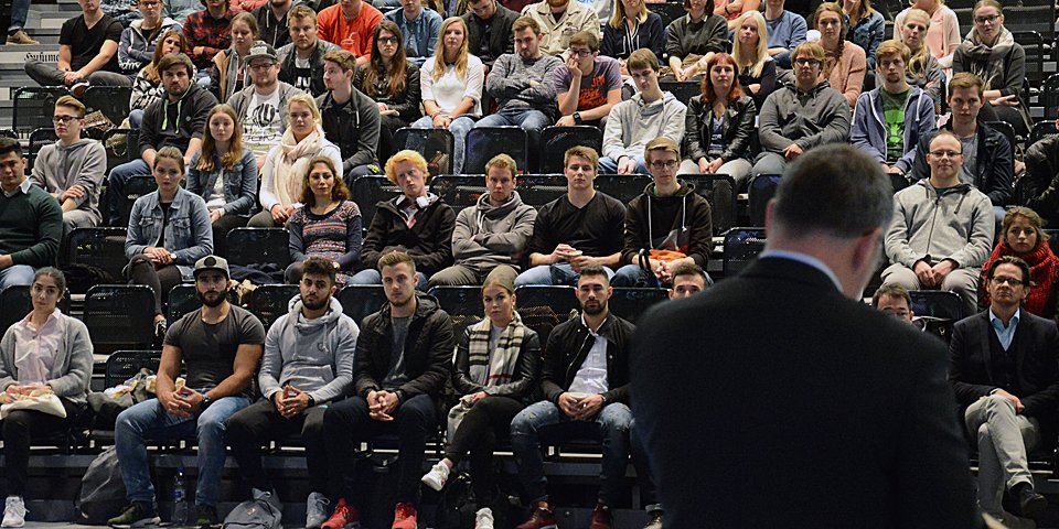 An Deutschlands nördlichster Hochschule hat das Wintersemester begonnen: Rund 1000 Erstsemester wurden am Morgen auf dem Campus der Hochschule Flensburg begrüßt.