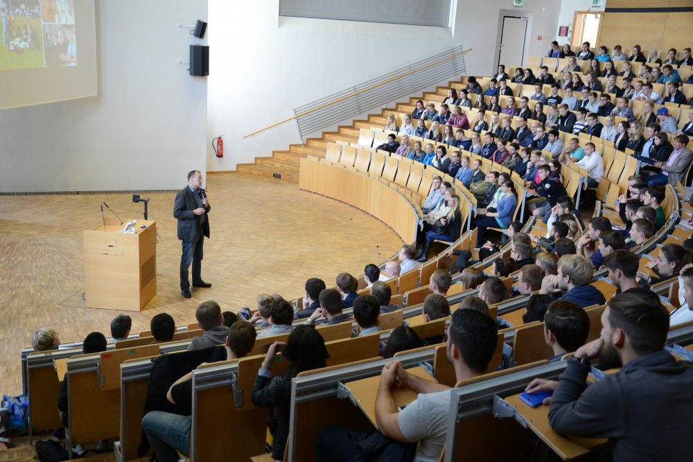 Gefülltes audimax beim HLA-Besuch 2015