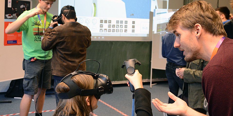 Die Gäste des Rundgangs des FAchbereiches Information und Kommunikation an der Hochschule Flensburgkonnten sich in die virtuelle Realität begeben. 
