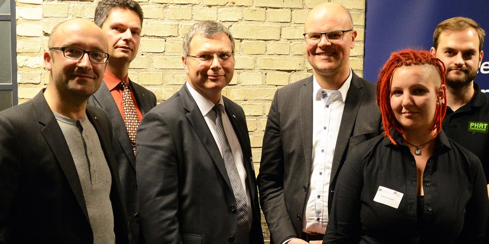 Wichtiger Austausch zwischen Wissenschaft, Politik und Wirtschaft: Die Gastgeber des Abends, Prof. Dr. Thomas Severin (3.v.l.) und Dr. Fabian Geyer (2.v.l.), mit Staatssekretär Tobias Goldschmidt. Für den fachlichen Input zum Thema Digitalisierung sorgten Prof. Dr. Andreas Rusnjak (links), Alexandra Dirksen und Dennis Krause.