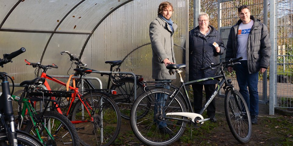 Freuen sich über die neuen Stellplätze: Hochschulkanzlerin Sabine Christiansen, Klimaschutzmanager Simon Laros und Oliver Tewes von Cambio CarSharing.