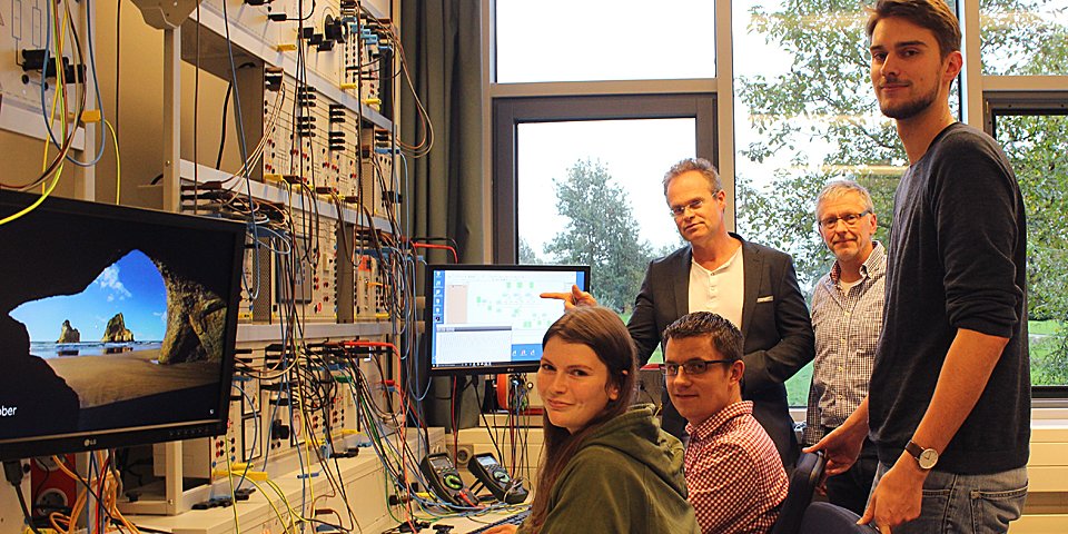 Ingenieure und Studierende bei der Arbeit im neuen Labor. 