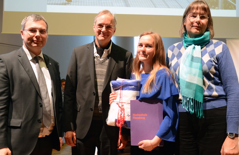 Herausragende Leistungen: Olena Möller wurde mit dem DAAD-Preis ausgezeichnet. Prof. Dr. Thomas Severin, Prof. Dr. Martin von Schilling (v.l.) und Ute Sachau aus dem International Office gratulieren.