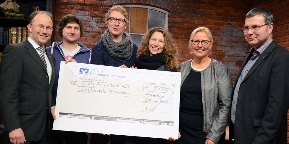 Film trifft Bank: (v.l.) Dr. Christoph Jansen, Präsident der Hochschule Flensburg, Simon Schellenburg, Alex Zechert, Brit Stichel, Tanja Hansen, Leiterin Privatkunden und Filialleiterin der VR Bank Flensburg-Schleswig in Flensburg und Prof. Dr. Thomas Severin, Vizepräsident für Studium und Lehre. 