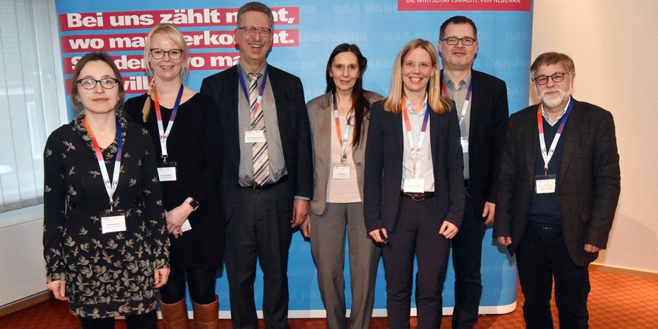 Das Projektteam und Hochschulvertreter bestehend aus Anita Cembolista, Kerstin Schröder, Prof. Dr. Dr. Rainer Kreuzhof, Dr. Heike Bille sowie Prof.‘in Dr. Birte Nicolai mit den Förderern Stefan Wolfrat von der Handwerkskammer Flensburg und Michael Benner vom Lebensmittelinstitut KIN e.V. (v.l.n.r.)