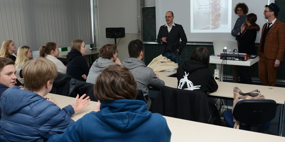 Uwe Zimmermann begrüßt die Schüler*innen zur Abschlusspräsentation.