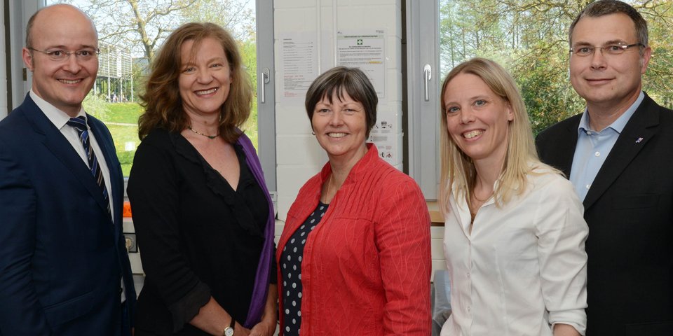 Auf Stippvisite im Labor: Prof. Dr. Marianne Wallis (Mitte) und Dr. Alison Craswell besuchten zusammen mit Prof. Dr. Bosco Lehr, Vizepräsident für Internationales, (links) und Prof. Dr. Thomas Severin, Vizepräsident für Studium und Lehre, das Labor von Prof. Dr. Birte Nicolai (2.v.r.).