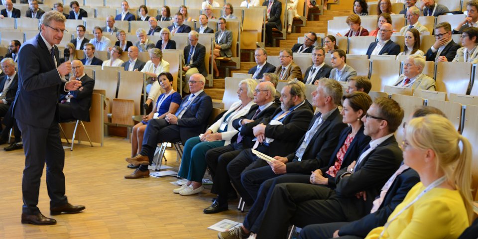 Doziert über Mittelstandspolitik in der Grenzregion: Wirtschaftsminister Dr. Bernd Buchholz beim Mittelstandsempfang des Dr. Werner Jackstädt-Zentrums im Audimax.