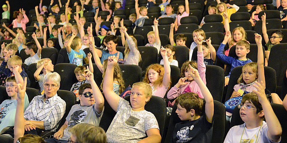 Wer von euch war schon mal im Kino? - Als Antwort auf diese Frage schossen bei dem Schulprogramm der Flensburger Kurzfilmtage heute ganz schön viele Hände in die Höhe.