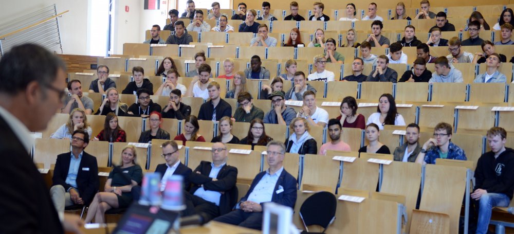 Prof. Dr. Thomas Severin, Dekan am Fachbereich Wirtschaft, begrüßte 240 Schüler*innen der HLA - die Flensburger Wirtschaftsschule zum tradtionellen Info-Tag. Mit dabei waren auch Lehrende des Fachbereiches. 