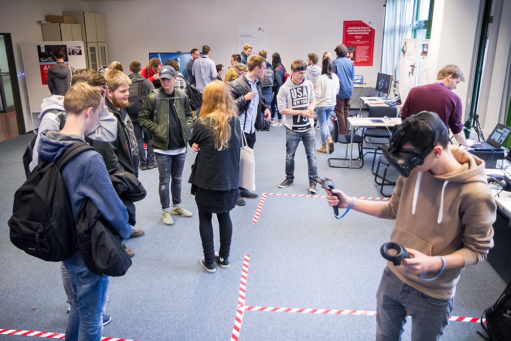 Treffpunkt für die gesamte Hochschule – und interessierte Bürger*innen: Der Rundgang des Fachbereichs Information und Kommunikation ist fester Bestandteil des Hochschul-Terminkalender. 