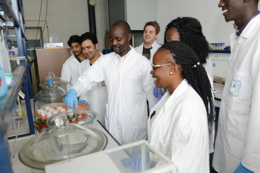 In Seminaren, Exkursionen und praktischen Laborarbeiten lernten zwölf Studierende aus Uganda, Nepal und Indien, wie die Biogastechnologie zur nachhaltigen Abfallverwertung, Energiegewinnung und Produktion von organischem Dünger eingesetzt werden kann. 