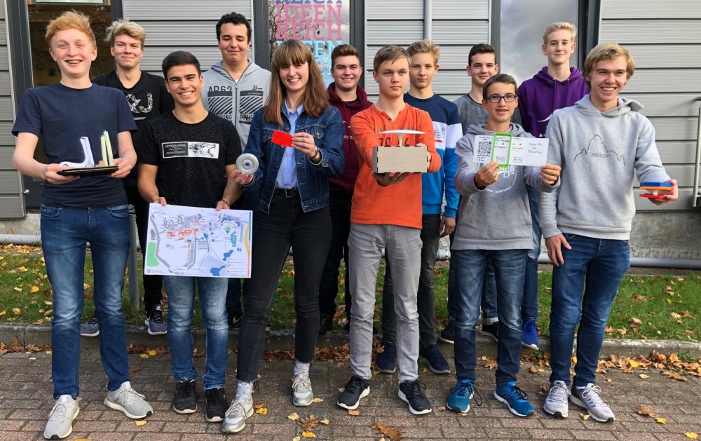13 Schüler*innen und ihre Prototypen: In kürzester Zeit entwickelten die Teilnehmenden neuartige Ideen für den Campus. 