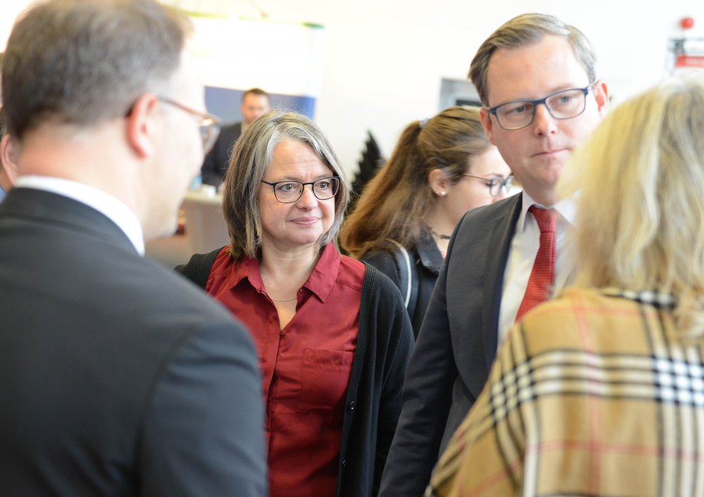 CampusCareer-Leiterin Ellen Kittel Wegner und Staatssekretär Dr. Thilo Rohlfs kamen beim Messerundgang mit vielen Arbeitgeber*innen ins Gespräch. 