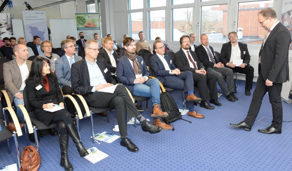 Hochschul-Präsident Dr. Christoph Jansen begrüßte die Gäste zum Workshop „Zukunft erfolgreich planen – technologische Vorausschau für KMU“ an die Hochschule Flensburg. 