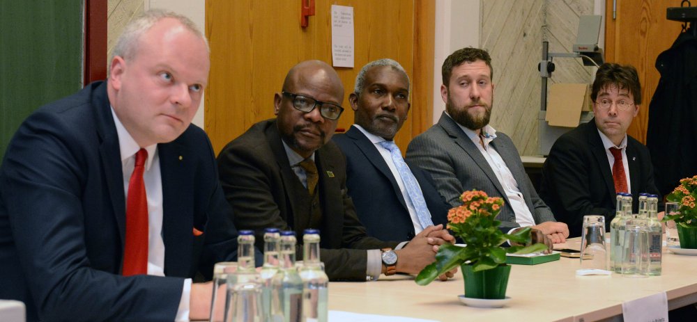  Experten auf dem Podium: Dr. Stefan Liebing, Präsident des Afrika-Vereins der deutschen Wirtschaft e.V., Anthony Mukwita, Botschafter von Sambia, der nigerianischen Botschafter Yusuf Tuggar, Unternehmer Thomas Festerling und Prof. Dr. Kay Pfaffenberger. 