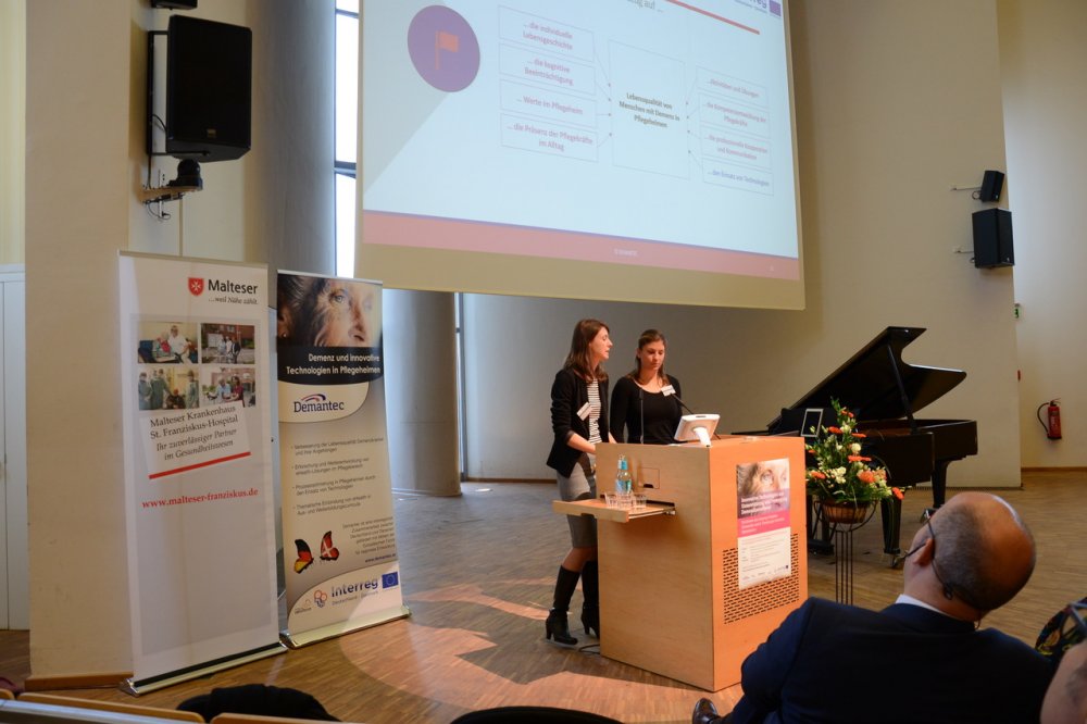 Lynn Jacken und Julia Riesch, beide wissenschaftliche Mitarbeiterinnen des Instituts für eHealth und Management im Gesundheitswesen an der Hochschule Flensburg, präsentierten ihre Erfahrungen während der durchgeführten Studien. 