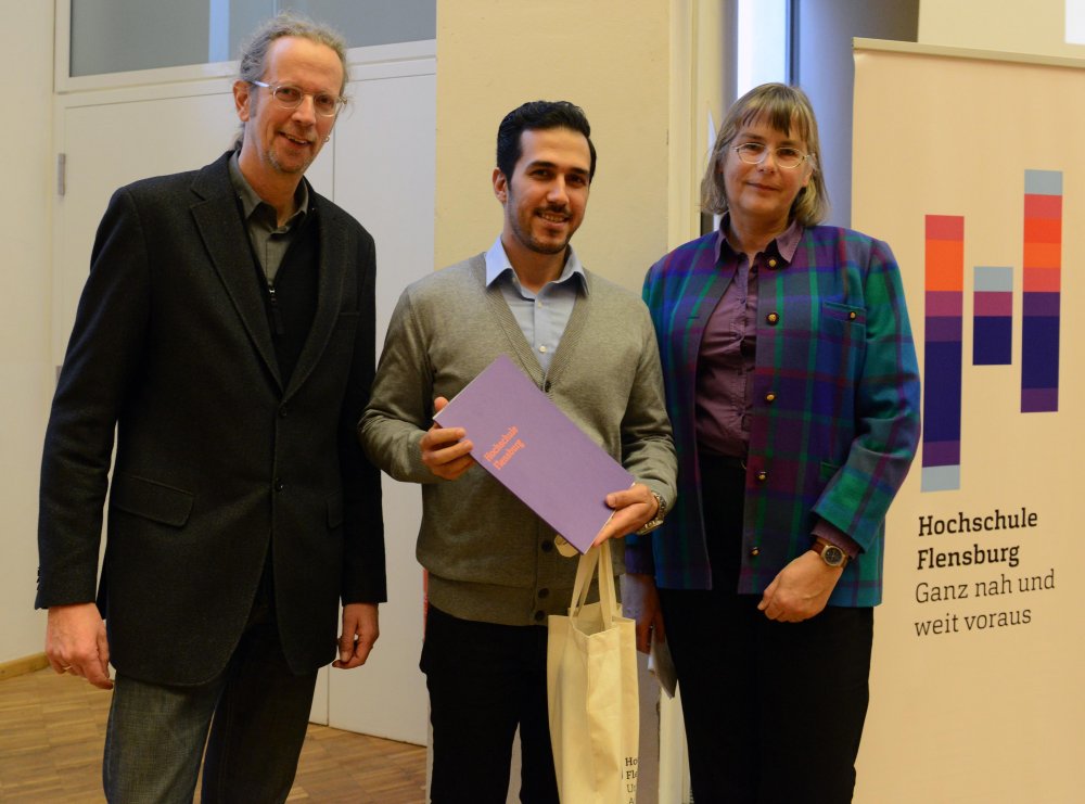 Ausgezeichnet: DAAD-Preisträger Amir Asadi (Mitte) mit Ute Sachau vom International Office der Hochschule und Prof. Dr. Torsten Steffen, der die Laudatio hielt. 