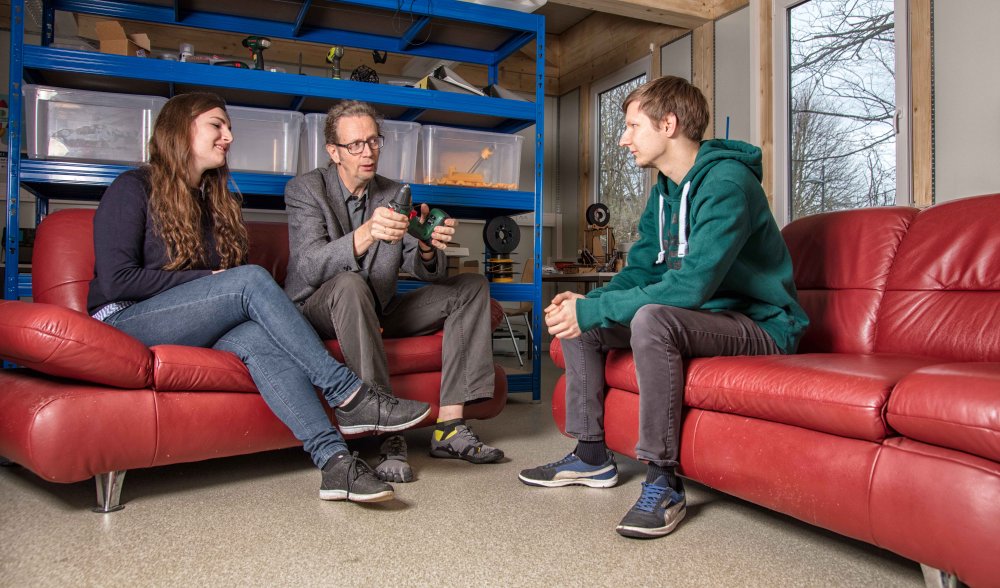 Immer eine Idee: Prof. Dr. Torsten Steffen im Austausch mit Studierenden in den Räumen des FabLab Ideenreich.  