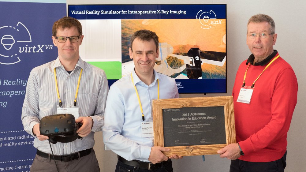 Matthias Süncksen, Michael Teistler und Klaus Dresinf mit dem erstmals verliehenen „AOTrauma Innovation in Education Award“.