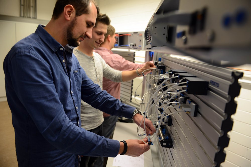 Die Hochschule Flensburg hat ein neues Pneumatiklabor. 