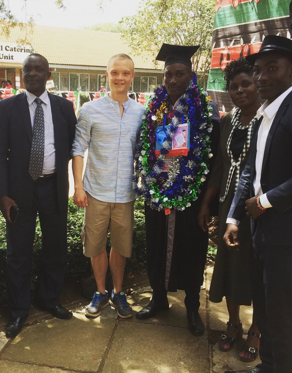Abschlussfeier mit Freunden: Philipp Stümer hat während seiner Zeit in Afrika viele Freundschaften geschlossen.