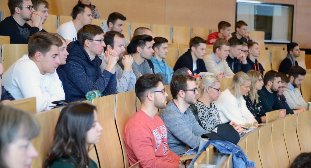 Erster Tag im Hörsaal: Im Audimax hören die neuen Studierenden die Begrüßungsreden. 