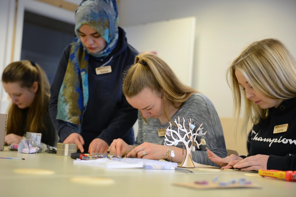Elf junge Schülerinnen und Studentinnen nutzen Technik und Kreativität, um Schmuck herzustellen.