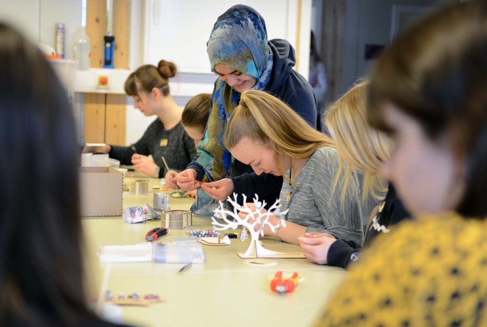 Elf junge Schülerinnen und Studentinnen nutzen Technik und Kreativität, um Schmuck herzustellen.