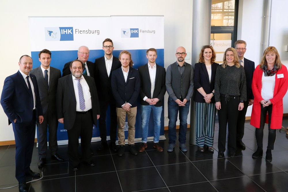 Die Preisträger des Dr.-Hans-Adolf-Rossen-Preises und des IHK-Sonderpreises sowie Vertreter der Flensburger Hochschulen, der Pressestiftung und der IHK Flensburg.