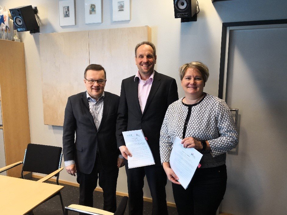 Trio zum Doppelabschluss: Dr. Tapio Varmola, Präsident der Hochschule Seinäjoki, Prof. Dr. Alexander Deseniss von der Hochschule Flensburg und  Dr. Anmari Viljamaa, Dekanin der School of Business and Culture an der dortigen Hochschule. 