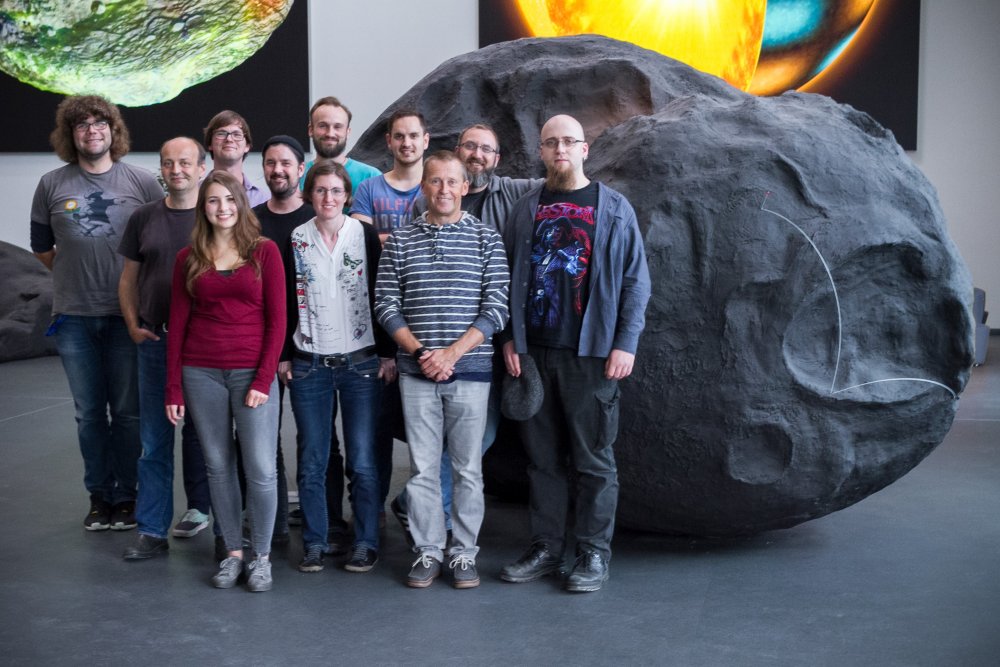 Das Projektteam von MPS und Hochschule Flensburg vor einem 3D-Druck des Kometen.